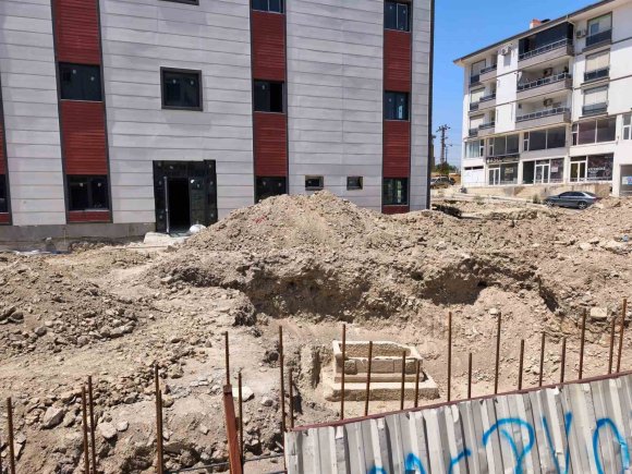 MERSİN’DE SAĞLIK OCAĞI İNŞAATI ÇEVRE DÜZENLEMESİNDE LAHİT ÇIKTI