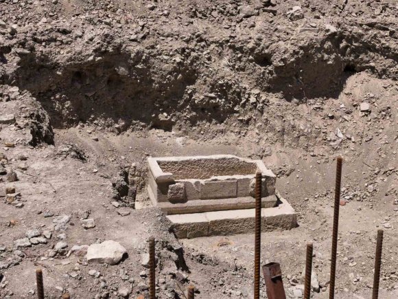 MERSİN’DE SAĞLIK OCAĞI İNŞAATI ÇEVRE DÜZENLEMESİNDE LAHİT ÇIKTI