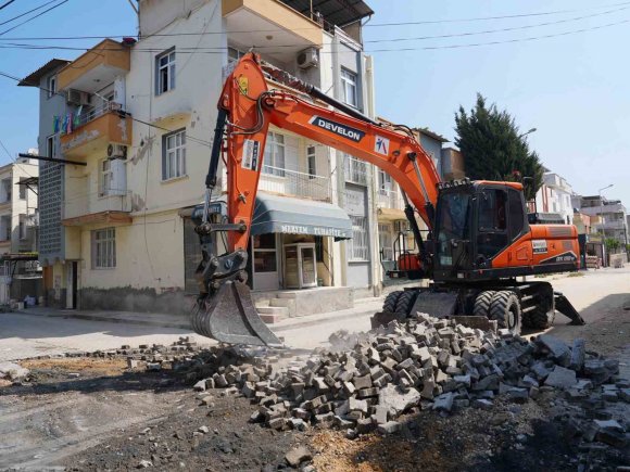 TARSUS’TA 17 SOKAK 10 BİN TON SICAK ASFALTLA YENİLENDİ