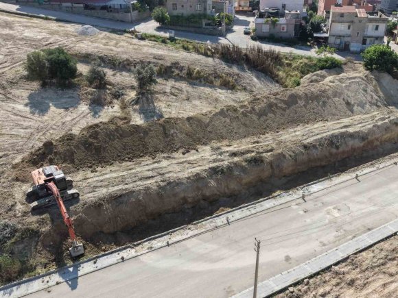TARSUS’TA RİSKLİ BÖLGEYE 240 METRELİK İSTİNAT DUVARI YAPILDI