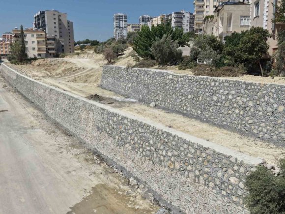 TARSUS’TA RİSKLİ BÖLGEYE 240 METRELİK İSTİNAT DUVARI YAPILDI