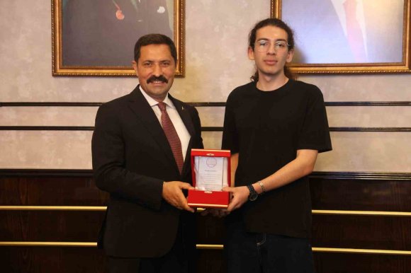 DEPREMİN İZLERİNİN SİLİNDİĞİ HATAY’DA 8 ÖĞRENCİ LGS’DE BİRİNCİ OLDU, 25 ÖĞRENCİ YKS’DE İLK BİNDE YER ALDI