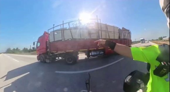 OTOYOLDA TEHLİKELİ YÜK TAŞIYAN TIR, JANDARMANIN DİKKATİNDEN KAÇMADI