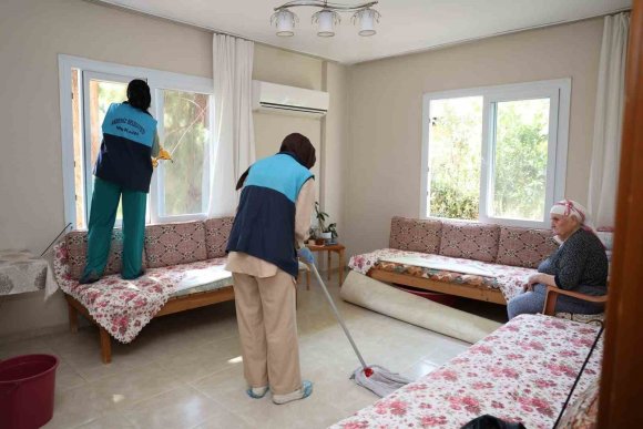 MERSİN’DE YAŞLI VE YALNIZ VATANDAŞLARA EVDE ŞEFKAT ELİ