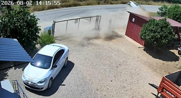 TAKLA ATAN OTOMOBİL GÜVENLİK KAMERASINA YANSIDI: AYNI AİLEDEN 2 KİŞİ YARALANDI, 3 ÇOCUK KURTULDU