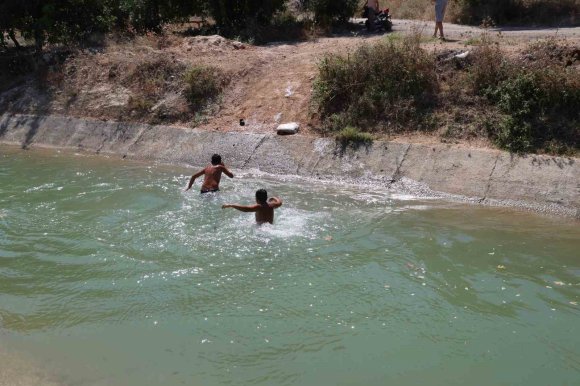 ADANA SICAĞINA DAYAMAYAN GENÇLER "YÜZME BİLMEYEN GİRMESİN" DİYEREK ÖLÜM TEHLİKESİNE ALDIRMADILAR