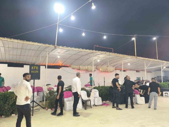 DÜĞÜNDE ÇIKAN YANGINA ALDIRIŞ ETMEDEN HALAYA DEVAM ETTİLER