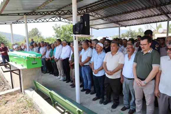 TRAKTÖR KAZASINDA HAYATINI KAYBEDEN MUHTAR DUALARLA SON YOLCULUĞUNA UĞURLANDI