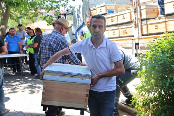 BÜYÜKŞEHİR’DEN GÜNDOĞMUŞ VE İBRADILI ARICILARA BEREKET KOVANI