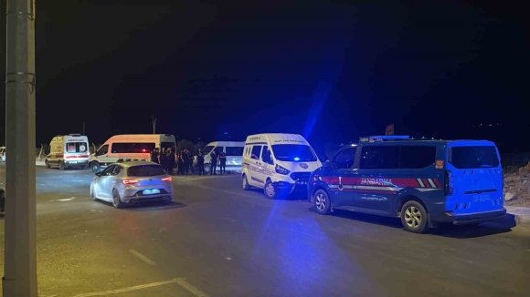 DÜĞÜN KONVOYUNDA YAŞANAN TARTIŞMA MEYDAN SAVAŞINA DÖNDÜ: 4 YARALI