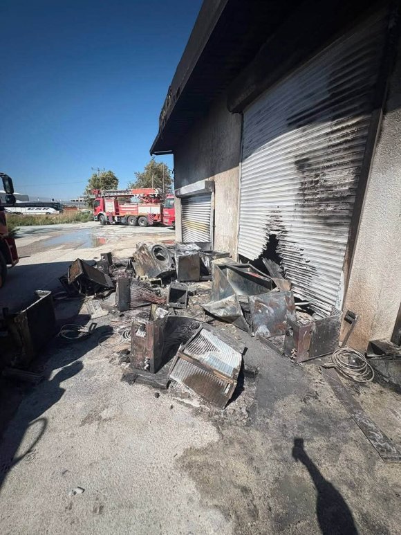 ANTAKYA’DA BEYAZ EŞYA DEPOSUNDA YANGIN ÇIKTI