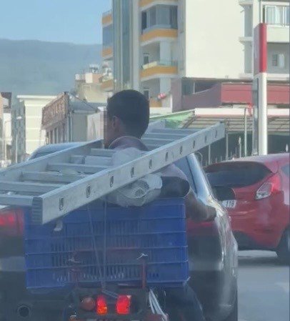 BOYNUNDA MERDİVENLE MOTOSİKLET KULLANDI