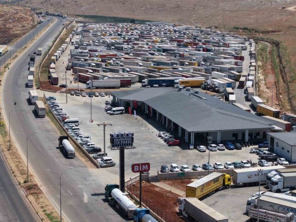 ARAP YARIMADASI İLE TİCARETTE KAVŞAK NOKTA OLAN CİLVEGÖZÜ’NDEN GÜNDE BİN 500 TIR GİRİŞ-ÇIKIŞ YAPIYOR