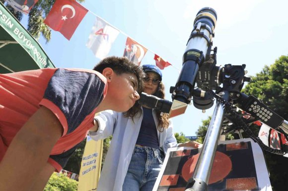MERSİN’DE ÇOCUKLAR TELESKOPLA GÜNEŞ’İ GÖZLEMLEDİ