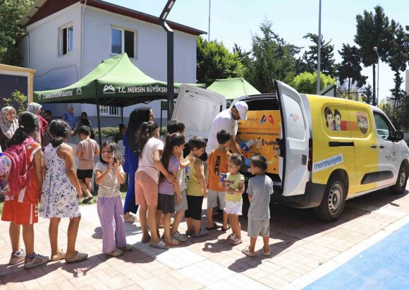MERSİN’DE YAZ SICAKLARINDA 163 BİN BARDAK LİMONATA DAĞITILDI