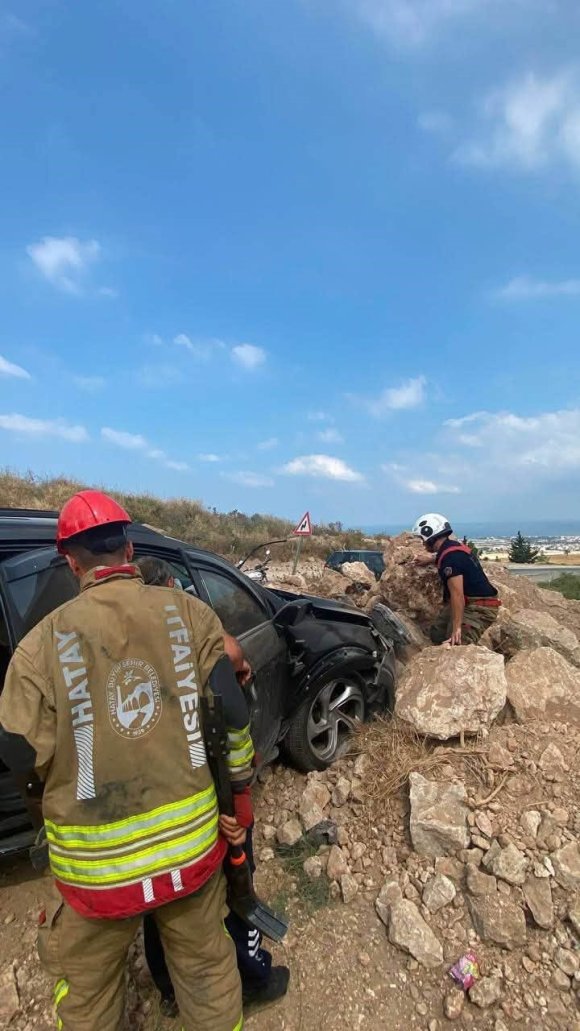 İSKENDERUN’DA KAYALIKLARA ÇARPAN OTOMOBİLİN SÜRÜCÜSÜ YARALANDI