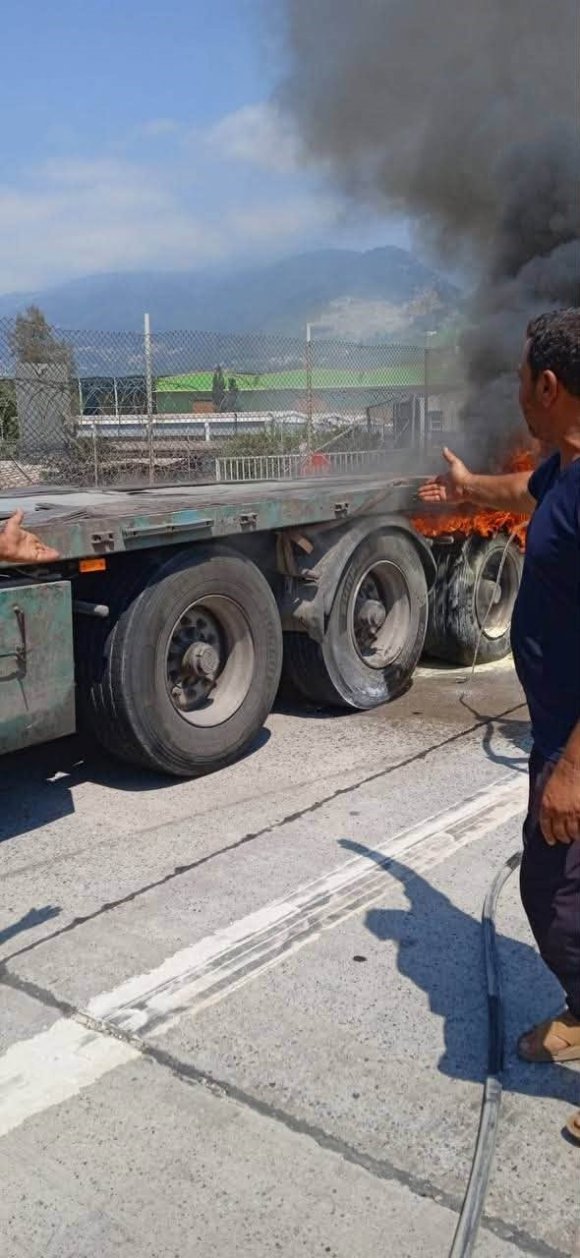 İSKENDERUN’DA TIRIN LASTİĞİNDEN ALEVLER YÜKSELDİ