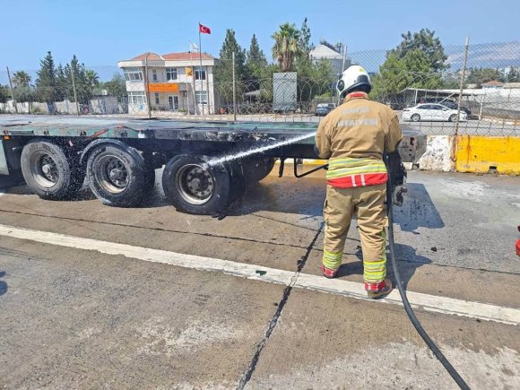 İSKENDERUN’DA TIRIN LASTİĞİNDEN ALEVLER YÜKSELDİ