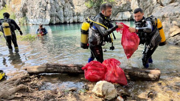 ANTALYA’NIN İÇME SUYU KAYNAĞINDAN PET BARDAK, ALKOL ŞİŞELERİ, POŞETLER ÇIKARTILDI