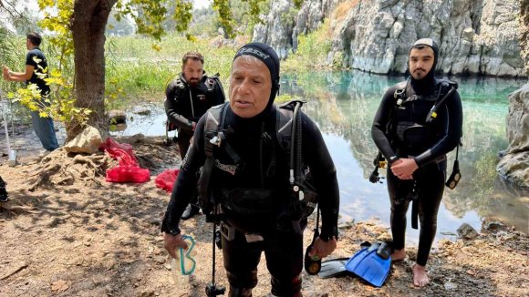 ANTALYA’NIN İÇME SUYU KAYNAĞINDAN PET BARDAK, ALKOL ŞİŞELERİ, POŞETLER ÇIKARTILDI