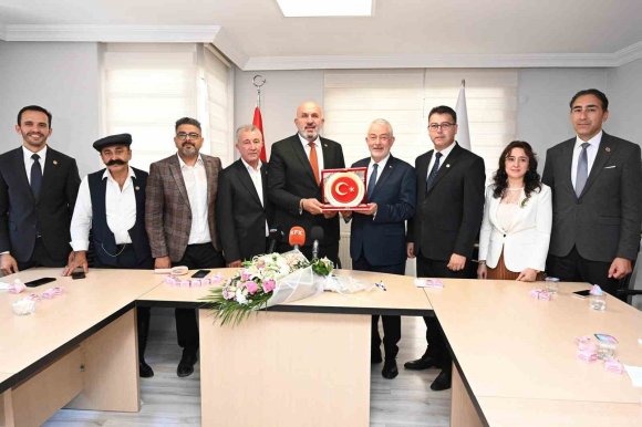 TÜRKİYE MUHTARLAR KONFEDERASYONU’NDAN BAŞKAN BAŞDEĞİRMEN’E ‘YILIN EN BAŞARILI BELEDİYE BAŞKANI’ ÖDÜLÜ