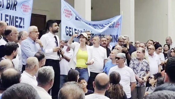’S PLAKA’ GERİLİMİ: BİBER GAZLI MÜDAHALE