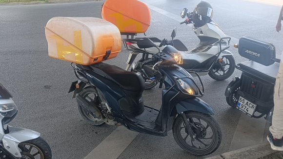 OTOMOBİLE ÇARPMAMAK İÇİN FRENE BASSA DA KAZA YAPMAKTAN KAÇAMADI