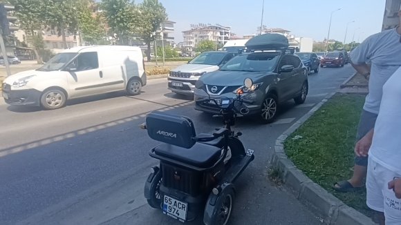 OTOMOBİLE ÇARPMAMAK İÇİN FRENE BASSA DA KAZA YAPMAKTAN KAÇAMADI