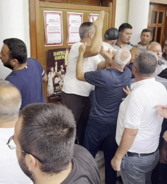 ’S PLAKA’ GERİLİMİ: BİBER GAZLI MÜDAHALE
