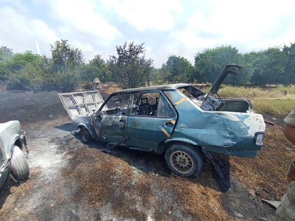 BAHÇEDE YAŞANAN YANGINDA ALEVLER 2 OTOMOBİLE SIÇRADI