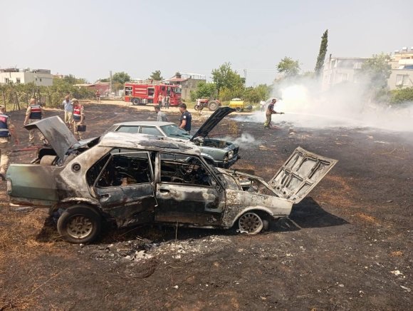 BAHÇEDE YAŞANAN YANGINDA ALEVLER 2 OTOMOBİLE SIÇRADI