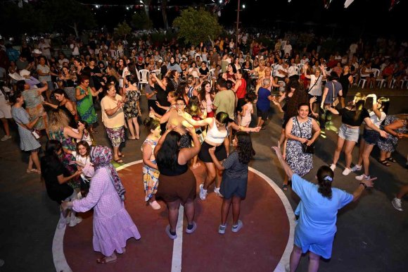 MERSİN’DE ‘YAZ DOSTUM’ KONSERLERİ VATANDAŞLARI MÜZİKLE BULUŞTURUYOR