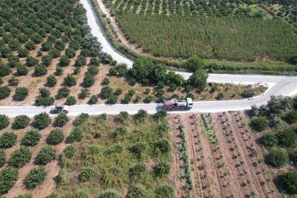 AKDENİZ’DE TARIM YOLLARI SOĞUK ASFALTLA YENİLENİYOR