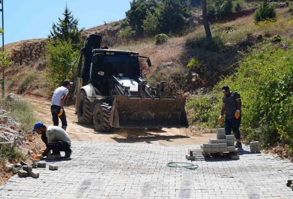 TARSUS’TA KIRSAL MAHALLELERİN YOLLARI PARKEYLE YENİLENİYOR