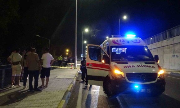 SAVRULAN MOTOSİKLETTEN DÜŞEREK BAŞINI KALDIRIMA ÇARPAN GENÇ HAYATINI KAYBETTİ