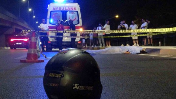 SAVRULAN MOTOSİKLETTEN DÜŞEREK BAŞINI KALDIRIMA ÇARPAN GENÇ HAYATINI KAYBETTİ