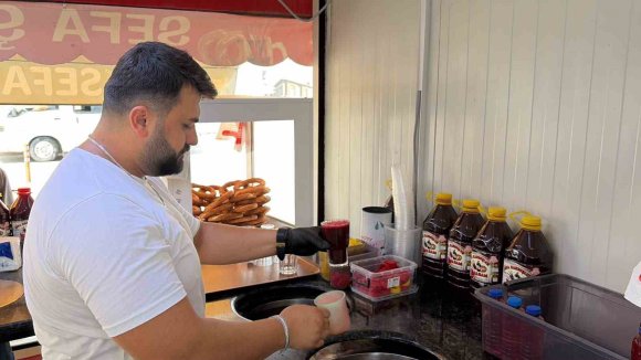 ÇUKUROVA SICAĞINDA ŞALGAM VE SİMİT VATANDAŞLARIN VAZGEÇİLMEZİ OLDU