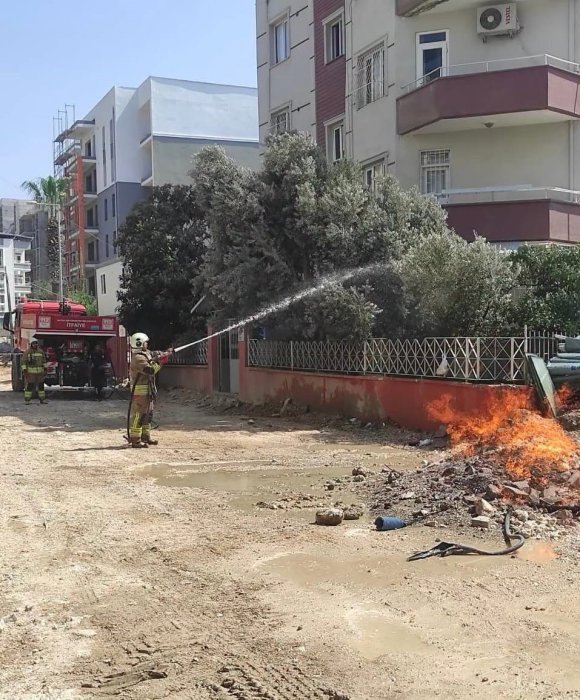 DEFNE’DE DOĞALGAZ BORUSUNDA YAŞANAN SIZINTIDAN ALEVLER YÜKSELDİ