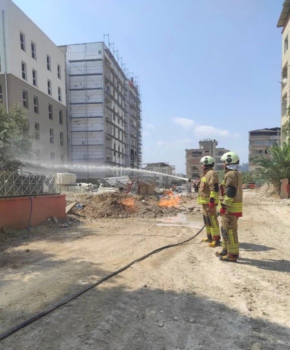 DEFNE’DE DOĞALGAZ BORUSUNDA YAŞANAN SIZINTIDAN ALEVLER YÜKSELDİ