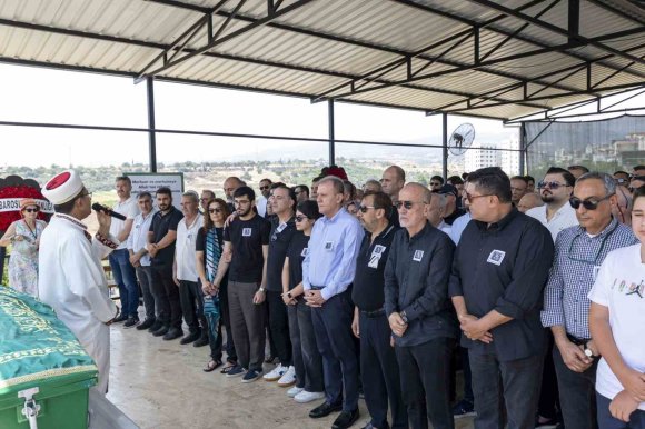 GAZETECİ DUYGU ÖKSÜZ CANOVA SON YOLCULUĞUNA UĞURLANDI