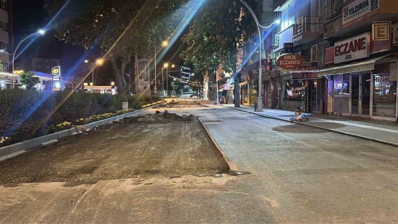 BURDUR’DA BELEDİYENİN GECE YAPTIĞI YOL ÇALIŞMASI VATANDAŞ TALEBİYLE POLİS TARAFINDAN DURDURULDU