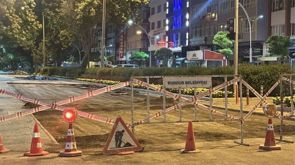BURDUR’DA BELEDİYENİN GECE YAPTIĞI YOL ÇALIŞMASI VATANDAŞ TALEBİYLE POLİS TARAFINDAN DURDURULDU