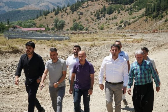 FEKE’DE CÖMERT ÖZEN SAHADA "HER MAHALLEMİZE AYNI GAYRETLE HİZMET EDECEĞİZ"