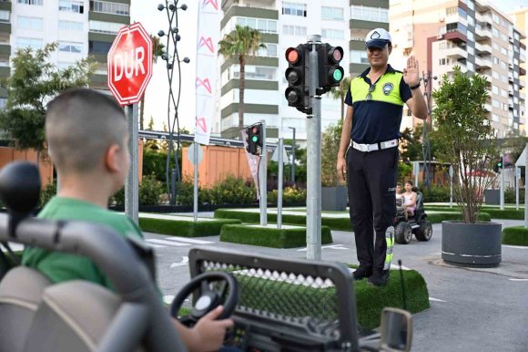 MERSİN’DE MİNİKLER TRAFİK KURALLARINI DİREKSİYON BAŞINDA ÖĞRENDİ