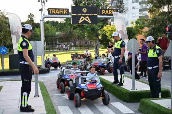 MERSİN’DE MİNİKLER TRAFİK KURALLARINI DİREKSİYON BAŞINDA ÖĞRENDİ