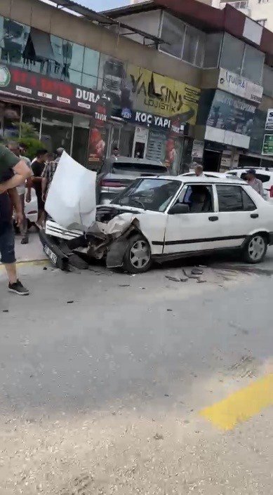 OSMANİYE’DE İKİ OTOMOBİL ÇARPIŞTI: 2 YARALI