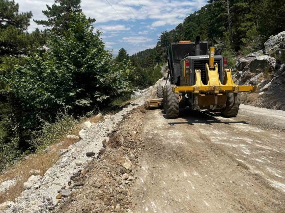ALANYA’NIN KIRSAL YOLLARINDA YOĞUN MESAİ