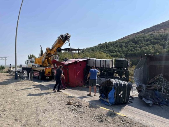 FRENİ BOŞALAN TIR ORTALIĞI SAVAŞ ALANINA ÇEVİRDİ