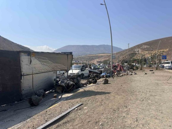 FRENİ BOŞALAN TIR ORTALIĞI SAVAŞ ALANINA ÇEVİRDİ