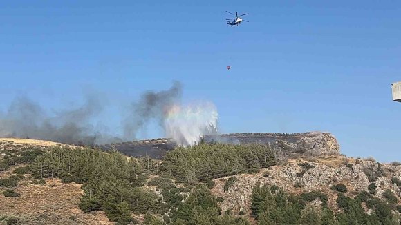 HATAY’DA ORMAN YANGININA HAVADAN VE KARADAN MÜDAHALE SÜRÜYOR